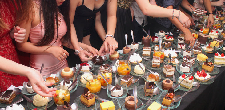 Chicas comiendo postres, mesa dulce cumpleaños