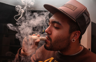 Retrato de joven fumando EXPLOSIVO! 