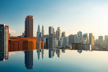 Naklejka premium Widok na basen z panoramą Kuala Lumpur
