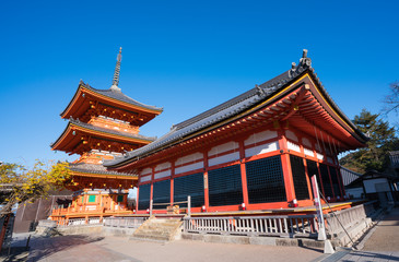 京都　清水寺の三重塔と経堂