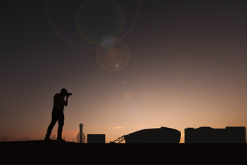 Traveler in front of the city skyline of Arlington in the United States