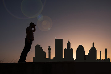 Traveler facing the skyline of the city of Baltimore in the United States