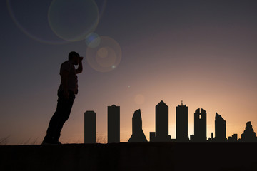 Traveler facing the skyline of the city of Dallas in the United States