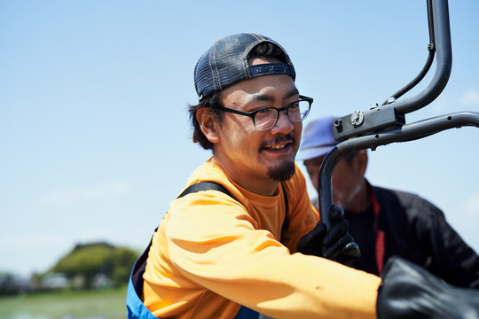 苗箱を洗う農家さん