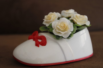 Fototapeta na wymiar bouquet of roses in vase on white booties