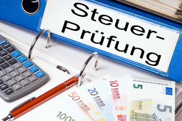 Aktenodner mit dem Wort Steuerprüfung