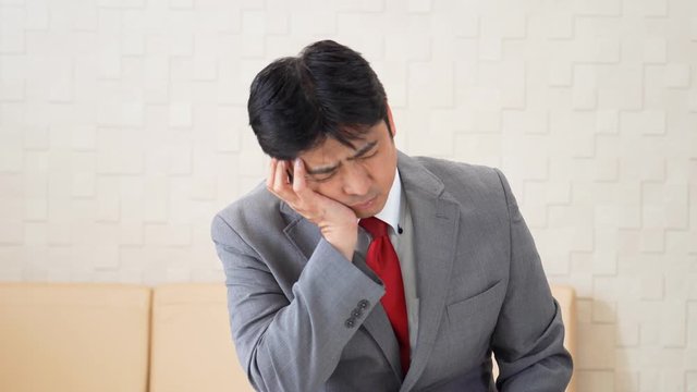 苦悩するビジネスマン