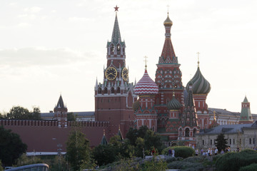 Obraz premium View to Moscow Kremlin from Zaryadie park