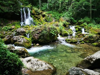 wilder Wasserfall in den Alpen
