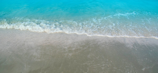Fototapeta na wymiar Wave of water splash on the sea beach