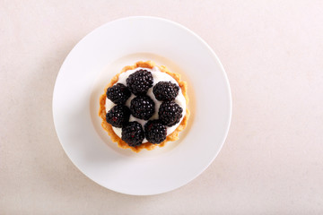 Blackberry cream mini tart