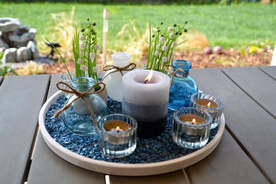 Blaue sommerliche Tischdekoration mit Kerze