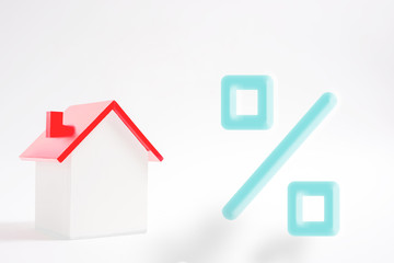 Miniature house with percent display.  Image of loan, tax, income, profit, household budget.  ミニチュアの家とパーセント表示。ローン、税金、収入、利益、家計などのイメージ