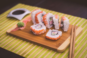 sushi sobre tabla de bamboo chopsticks palillos  wasabi