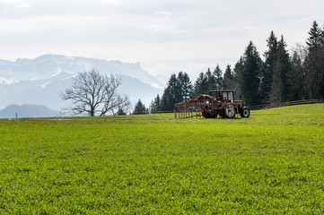 Traktor auf Wiese im Emmental © schame87