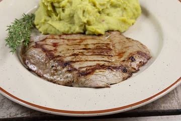 steak de boeuf et purée de pois cassés
