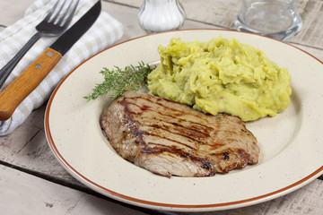 steak de boeuf et purée de pois cassés