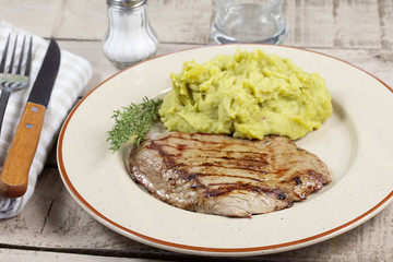 steak de boeuf et purée de pois cassés