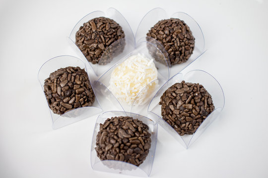Brigadier of chocolate covered with chocolate granulated in round with milk covered with coconut grated in center. Abrir no Google Tradutor	 Feedback Resultados da Web Google Tradutor https://translat