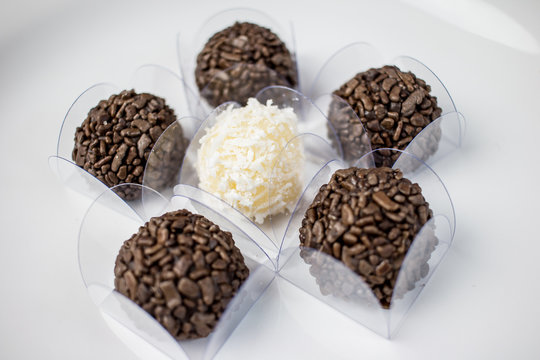 Brigadier of chocolate covered with chocolate granulated in round with milk covered with coconut grated in center. Abrir no Google Tradutor	 Feedback Resultados da Web Google Tradutor https://translat