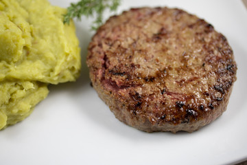 steak haché de boeuf et purée de pois cassés