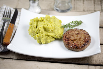 steak haché de boeuf et purée de pois cassés