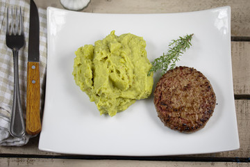 steak haché de boeuf et purée de pois cassés