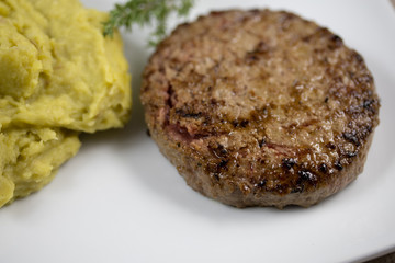 steak haché de boeuf et purée de pois cassés