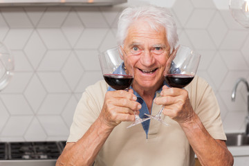 HOMME SENIOR AVEC VERRES DE VIN ROUGE