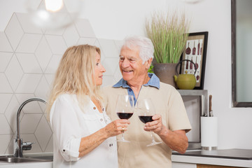 COUPLE SENIOR BUVANT DU VIN ROUGE