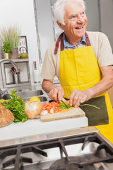 SENIOR PREPARANT LA CUISINE