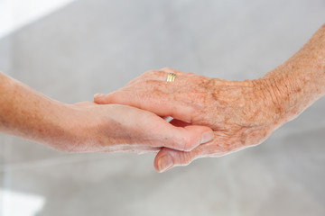 Fototapeta premium MAINS PERSONNES AGÉES