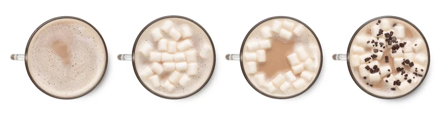 Poster Satz heißer Kakao in der Tasse mit Marshmallows auf weißem Hintergrund. Ansicht von oben © BigNazik