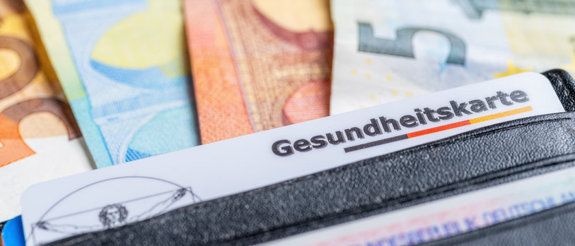 Gesundheitskarte in Geldbeutel mit Geldscheinen