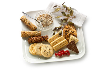 galletas dulces, repostería en bandeja sobre fondo blanco. sweet cookies, pastry on tray on white background.