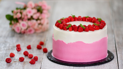 Obraz na płótnie Canvas Cake with fresh raspberry and mint