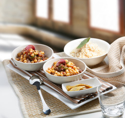 Garbanzos cocido y arroz blanco. Cooked chickpeas and white rice.