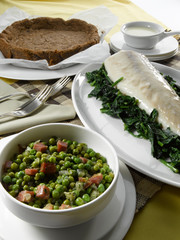 Guisantes con jamón, bacalao con espinas y bizcocho de chocolate. Peas with ham, cod with bones and chocolate sponge