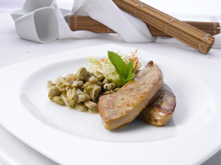 Cerdo a la plancha con habas. grilled pork with beans.