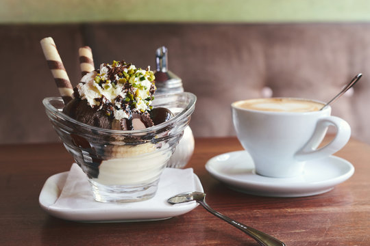 Italienisches Eis Becher mit Schokolade und Cappuccino Kaffee 