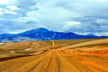 camino de piedras hacia las montañas