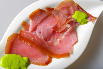 Geräucherter Thunfisch mit Meerettich-Wasabi Creme