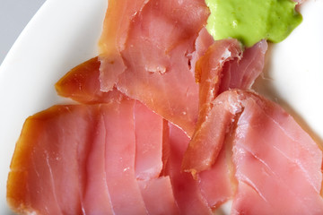 Geräucherter Thunfisch mit Meerettich-Wasabi Creme