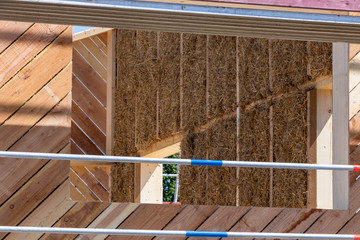 Ökologisch Bauen mit Holz und Stroh