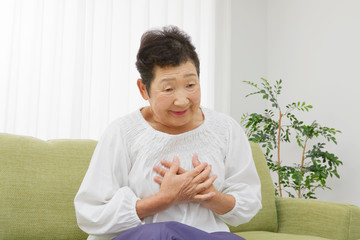 高齢者　女性　動悸