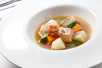 Salmon con patatas y verduras con salsa de pescado. Salmon with potatoes and vegetables with fish sauce.