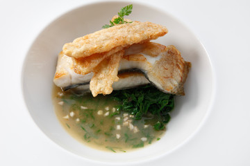 Merluza con espinacas, vista desde arriba. Hake with spinach, top view.