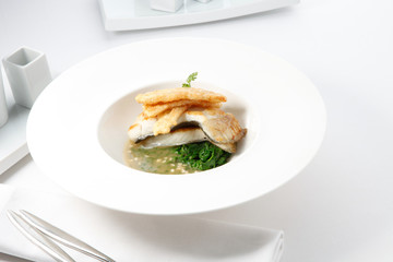 Lubina con verdura. Sea bass with vegetables.
