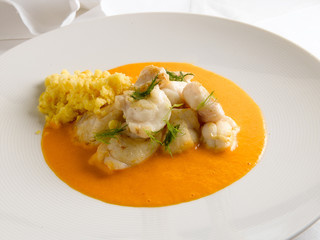 pescado receta gourmet pescado en salsa de marisco. fish gourmet recipe fish with seafood sauce.