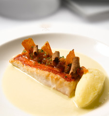  Merluza con canela, y tómate acompañada de patata, pescado receta gourmet. Hake with cinnamon, and take it accompanied by potato, fish gourmet recipe.